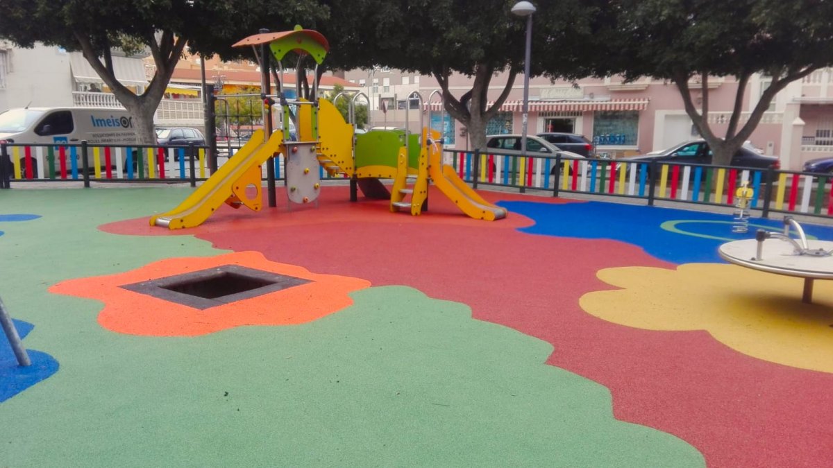 Imagen de archivo de un parque infantil de Roquetas, mientras se reforzaba su seguridad.