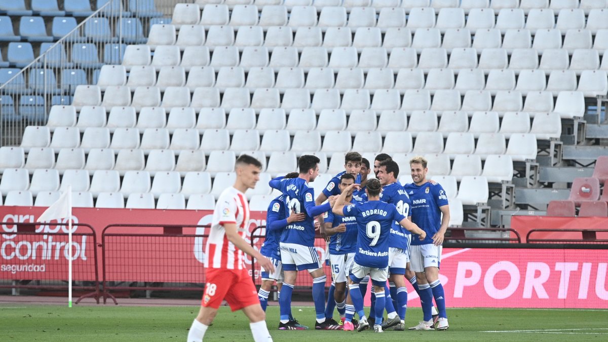 El Oviedo celebra con un Nikola Maras cabizbajo en la hierba.