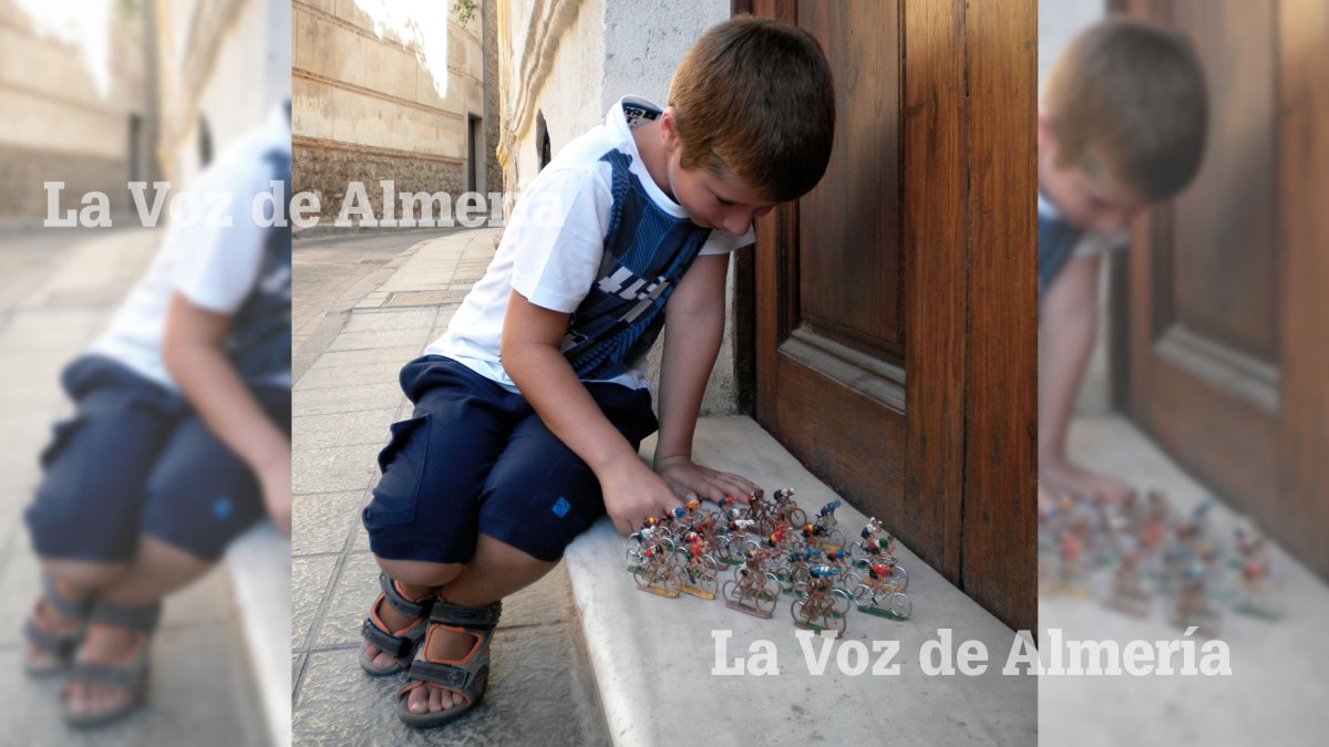 Los niños jugábamos en las aceras y en los trancos y en las losas de nuestras casas con aquel pelotón multicolor.