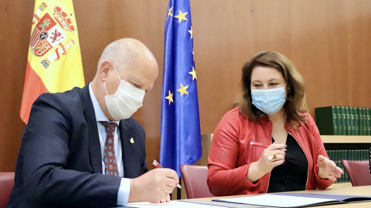 Firma del acuerdo entre Educación y Agricultura.