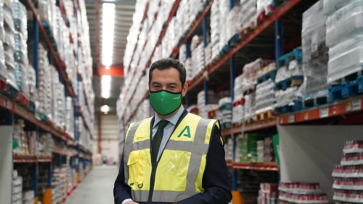 Juanma Moreno visita en Atarfe la sede central de Covirán.