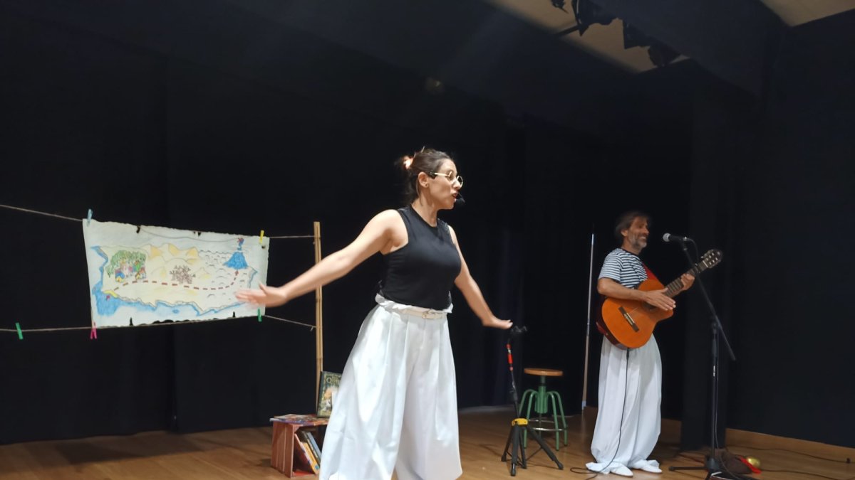 Un momento de un cuentacuentos de la compañía Escenario Pedagógico.