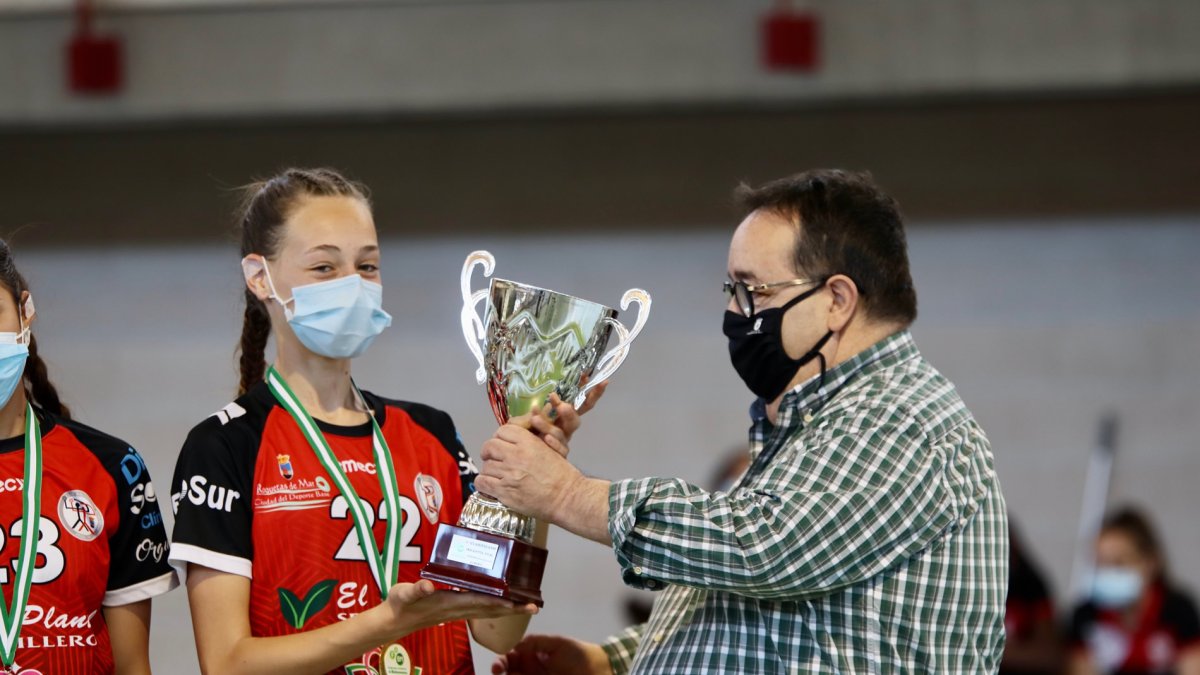 José Juan Rubí entregando la copa a las vencedoras.