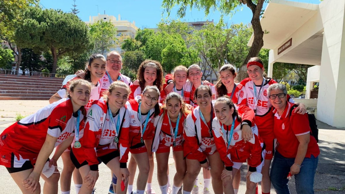 Las jugadoras almerienses felices con sus nuevas medallas.