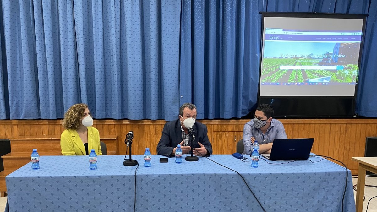Alcalde de Pulpí y concejala de Comercio en la presentación del Centro Comercial Online.