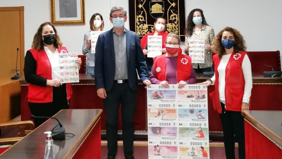 El alcalde y las concejalas apoyando el sorteo.