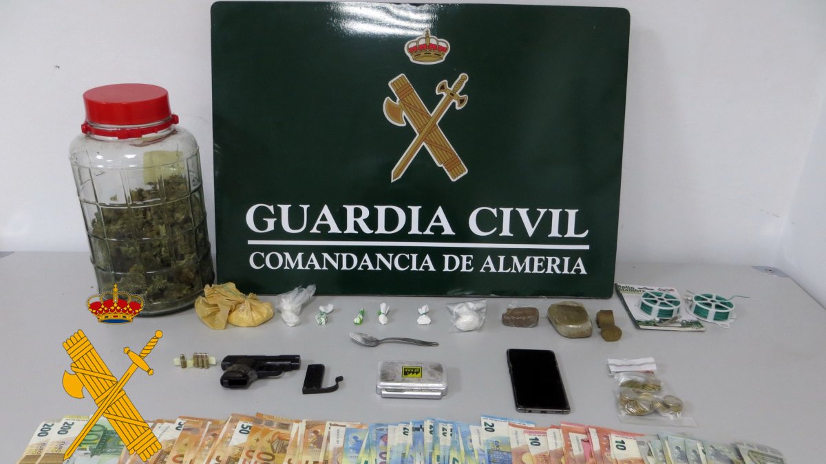 Droga, dinero y armas encontradas por la Guardia Civil.