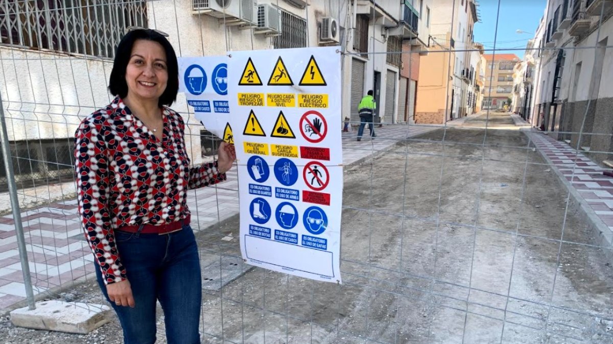 La alcaldesa cantoriana Puri Sánchez junto a una de las obras.
