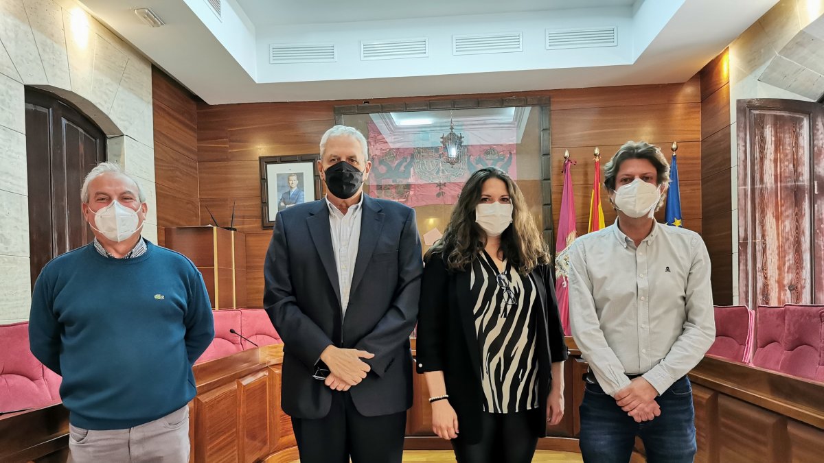 Las autoridades municipales han recibido a la nueva trabajadora.