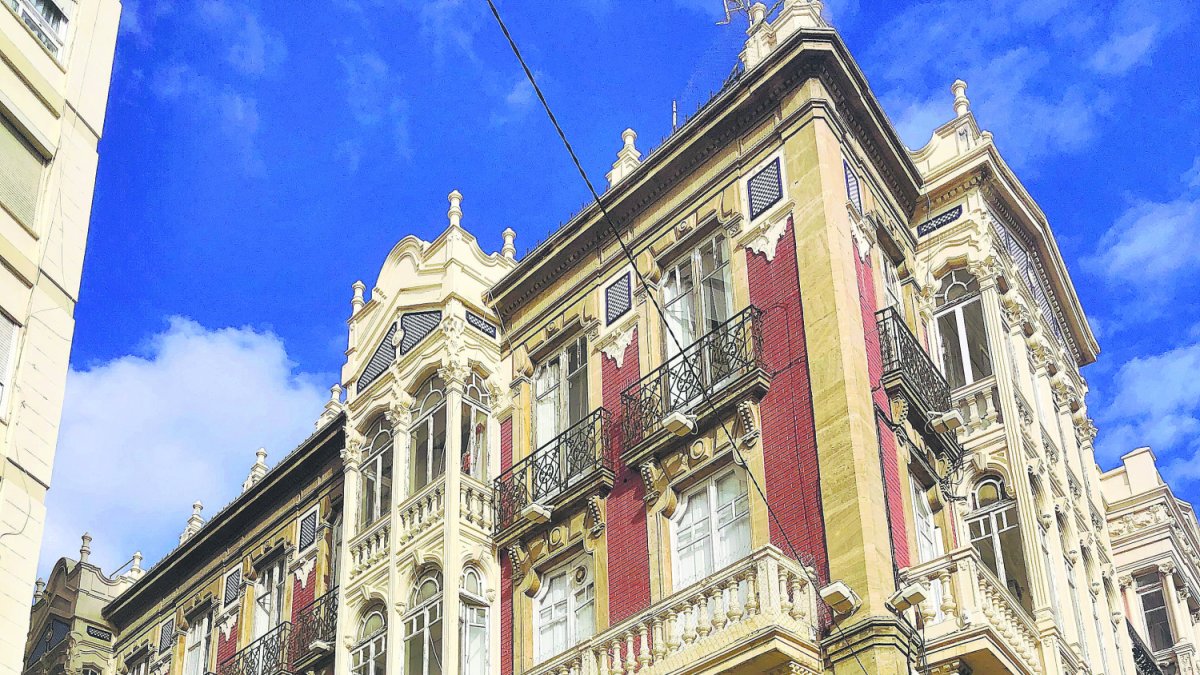 Edificio entre la calle Regocijos y la Puerta de Purchena