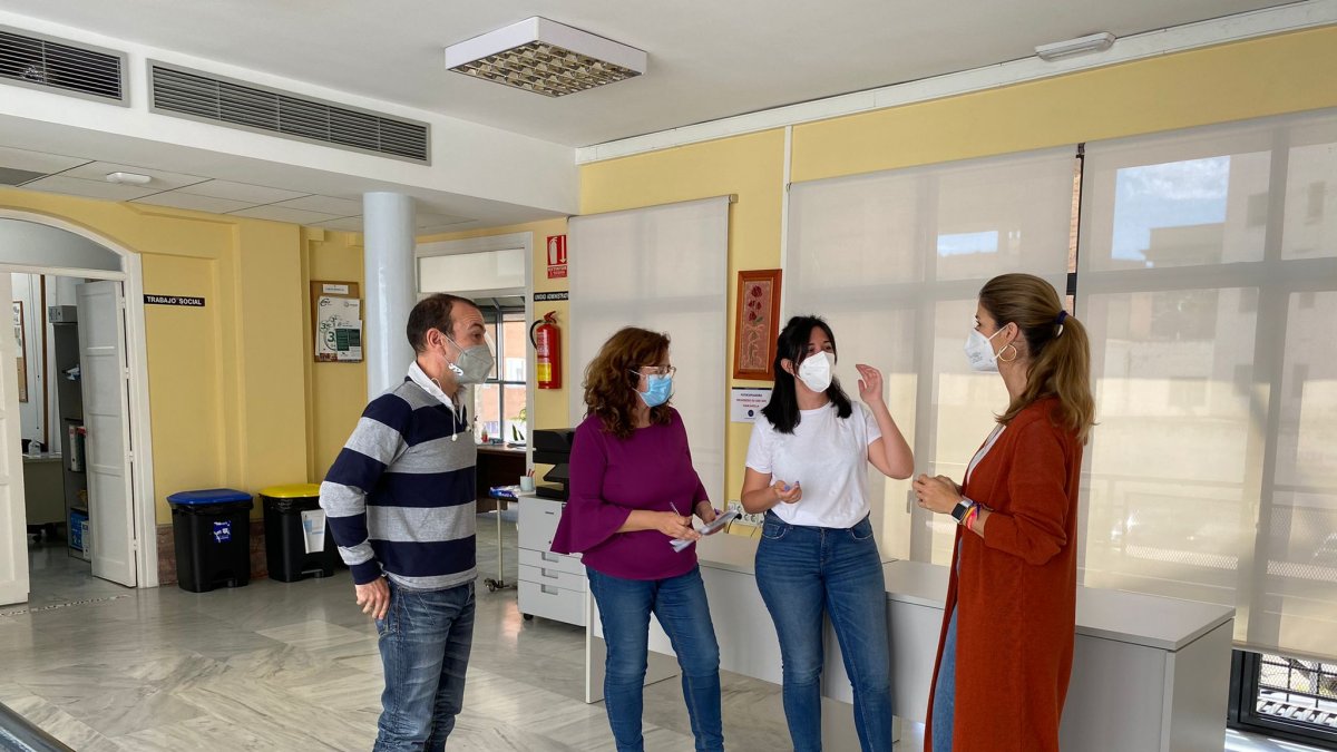 Delia Mira y personal del área de Servicios Sociales.