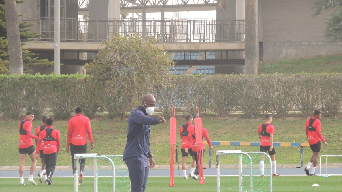 André Bikey dando instrucciones en el campo Anexo del Mediterráneo.