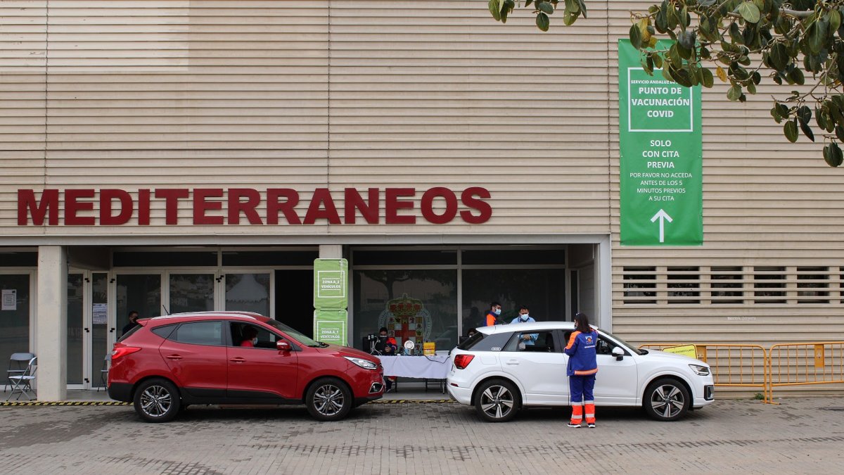 El proceso de vacunación sigue a la vez que los contagios bajan en Almería.