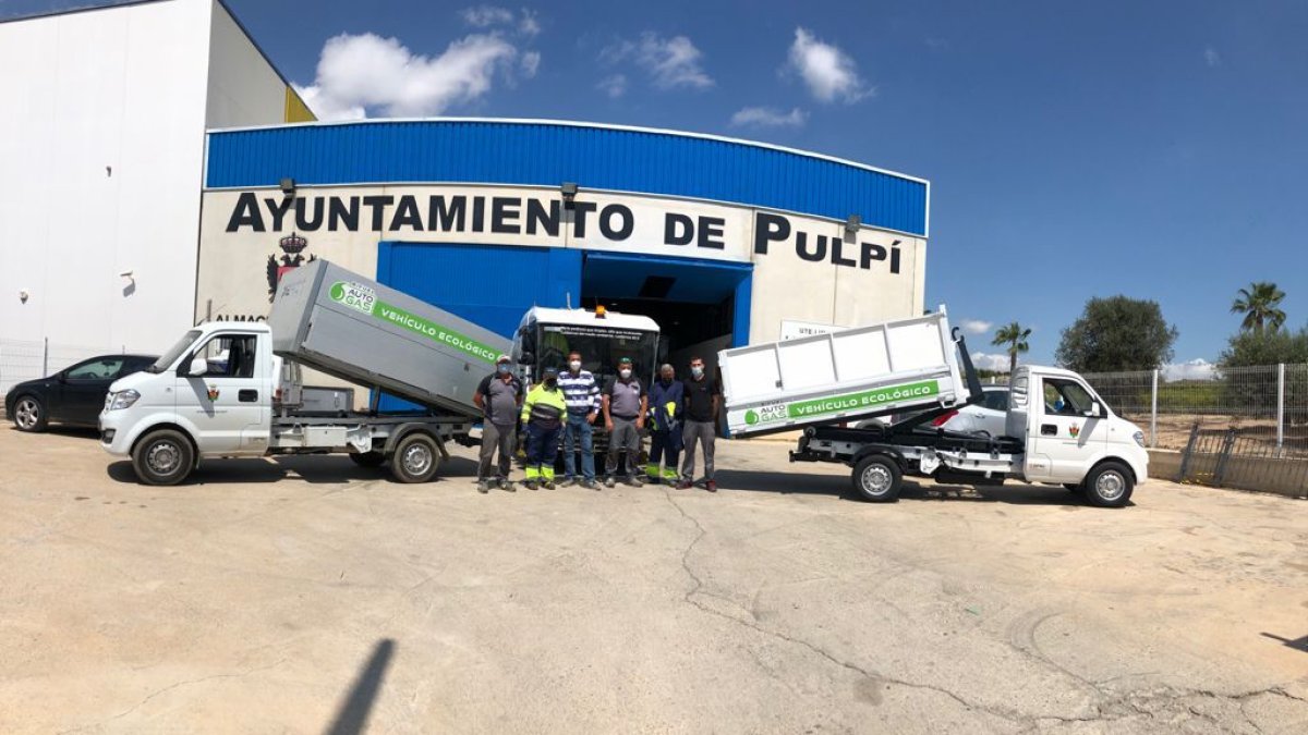 Concejal de Obras y Servicios junto al personal del Ayuntamiento.