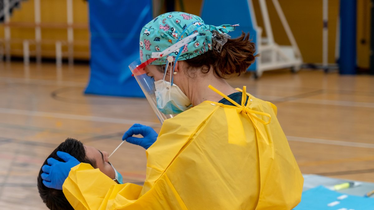 Los casos de Covid confirmados por las pruebas siguen bajando en Almería.