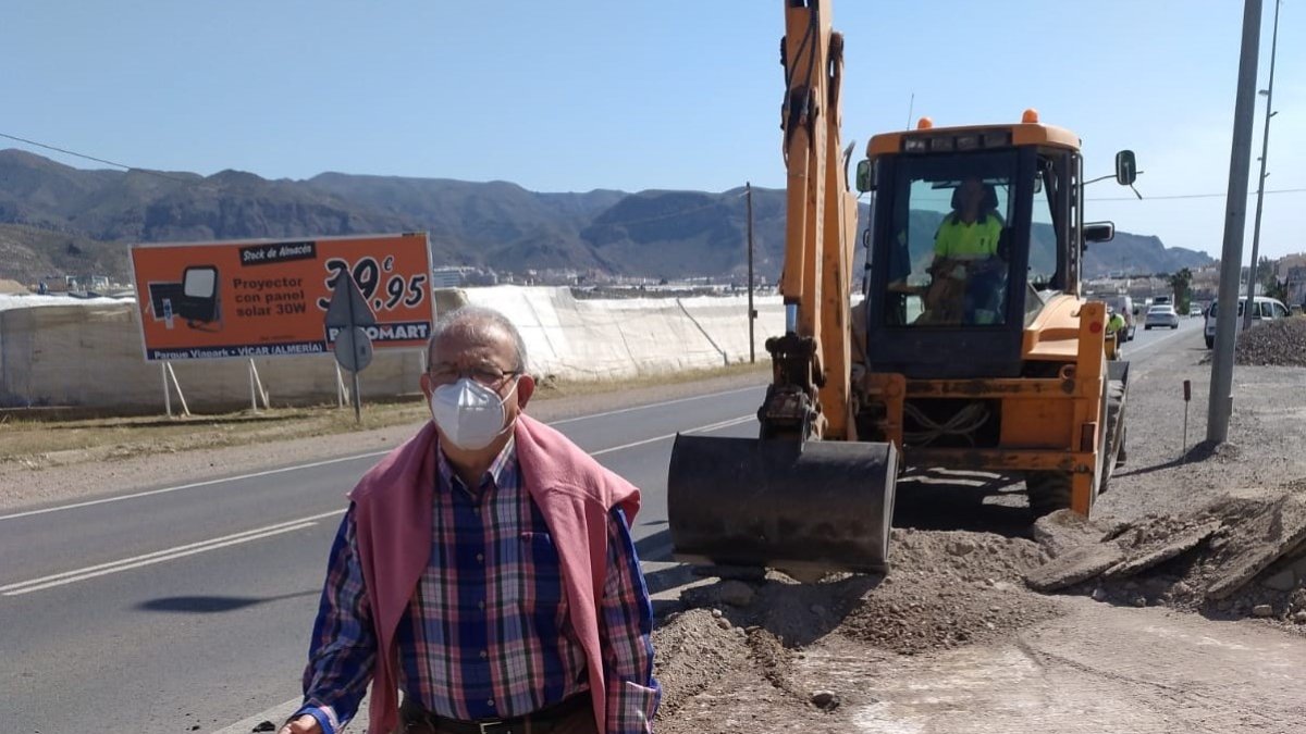 El alcalde de Vícar visitando las obras.