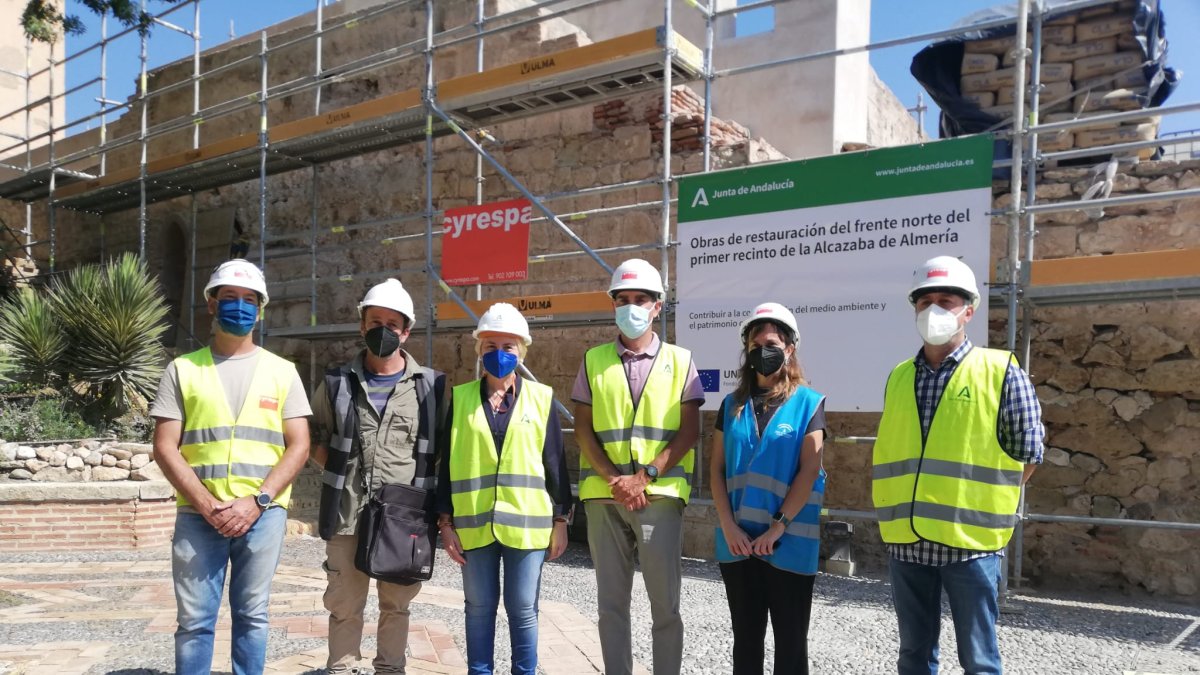 La delegada de Cultura y Patrimonio Histórico ha visitado la actuación que permitirá recuperar la imagen original de la fortificación.