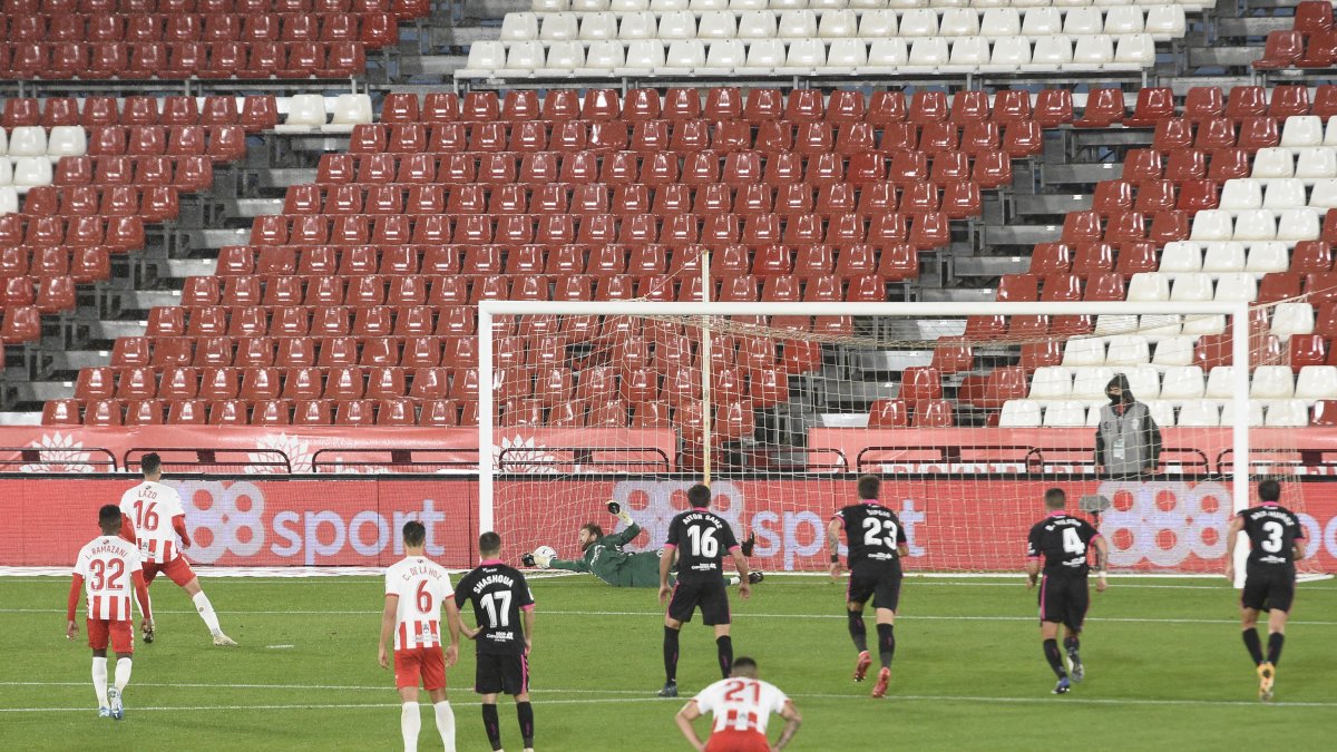 Lazo adelantando al Almería frente al Tenerife en la primera vuelta.