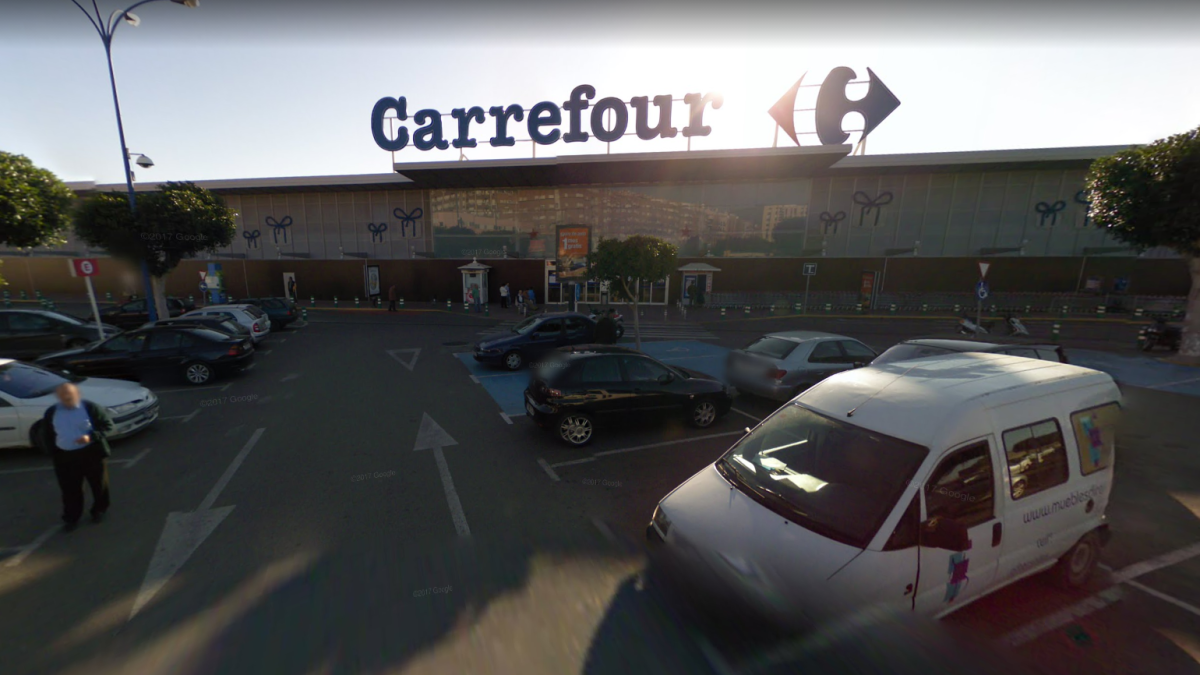 Exterior del Carrefour de la Avenida del Mediterráneo.
