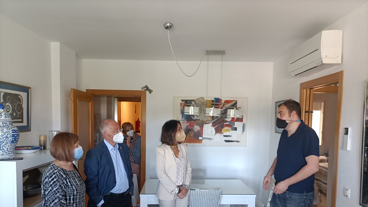 Álvaro enseñando el piso.