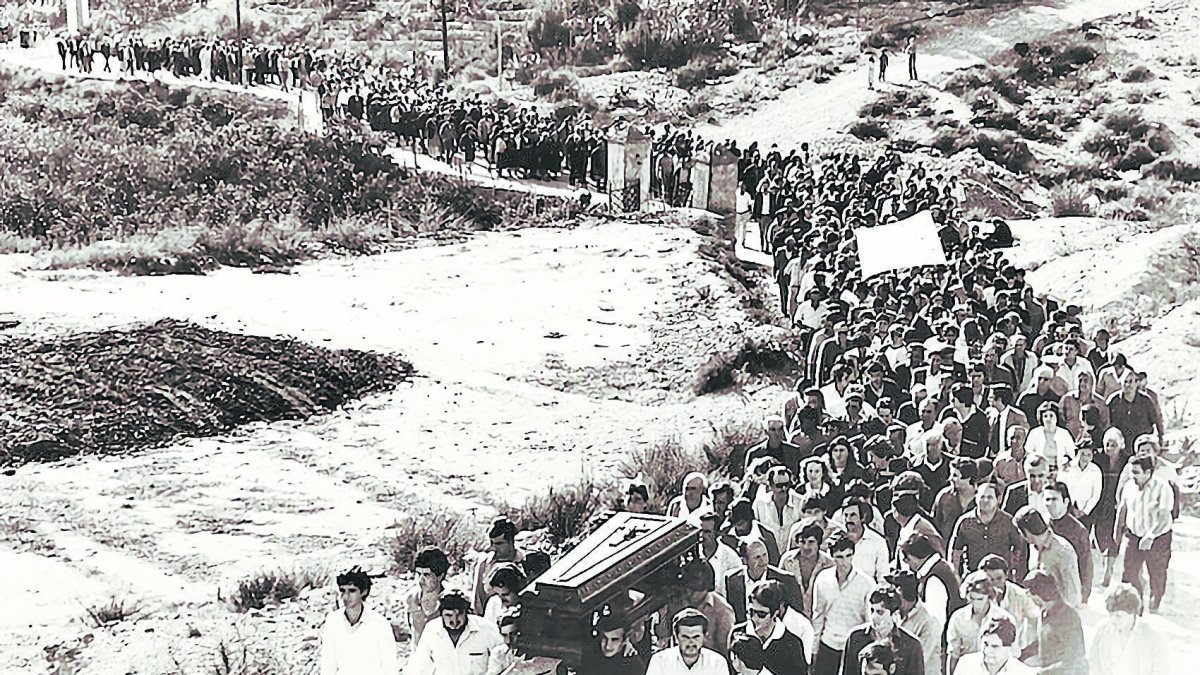 Entierro de los asesinados en el Caso Almería. FOTO DE JOSÉ MULLOR.