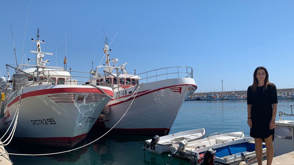 La concejala en el Puerto de Carboneras.