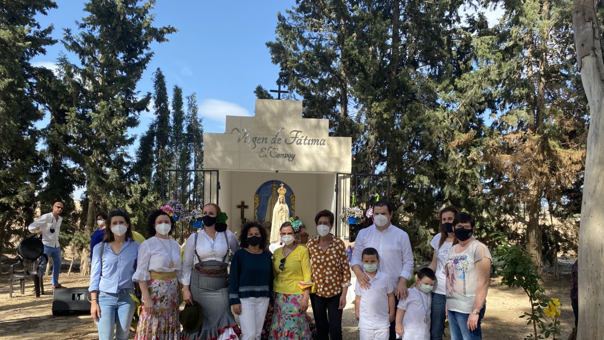 Concejales del equipo de Gobierno junto a vecinos romeros en la Romería de El Convoy.