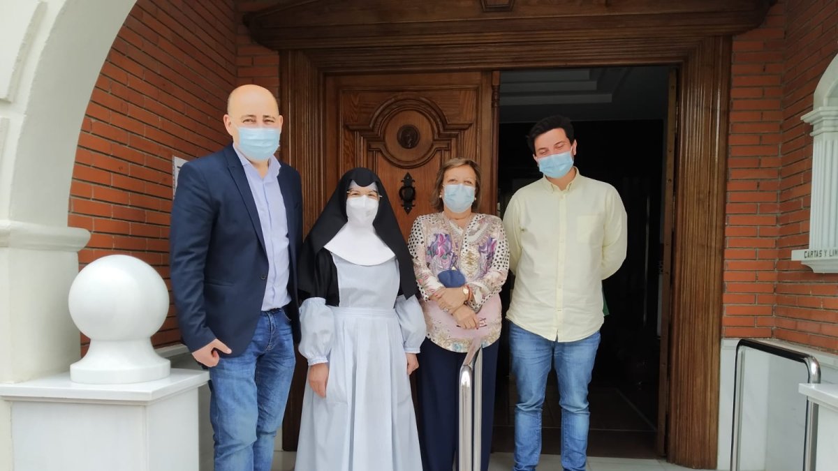 Meca (segunda por la derecha) junto con el alcalde en un acto a finales de abril.