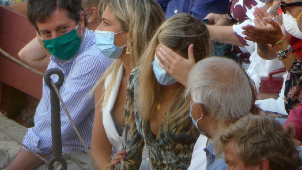 Ana Soria se echa las manos a la cabeza durante una corrida de Enrique Ponce.