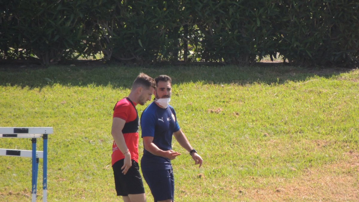 El lateral derecho tiene el OK para regresar al equipo.