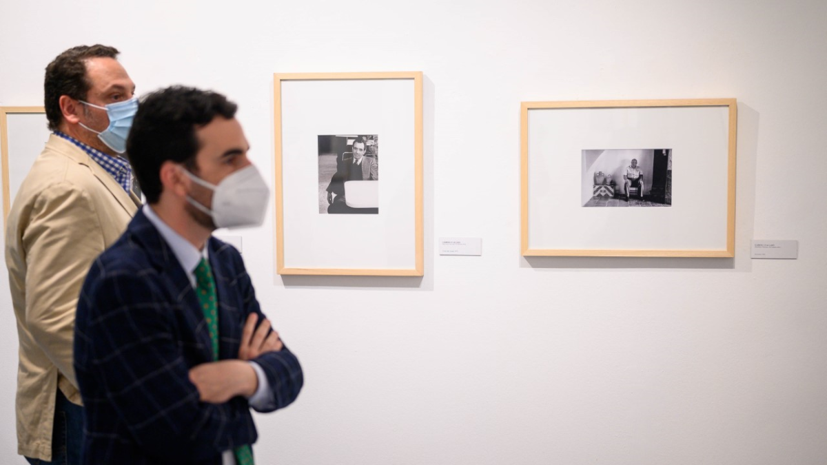 Se trata de una selección de 93 fotografías en blanco y negro de trece autores del movimiento.