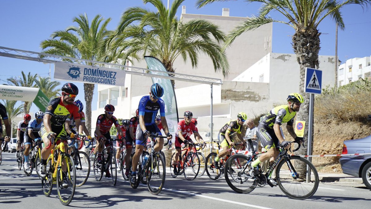 Carboneras refuerza su marca como destino turístico vinculado al deporte con la I Vuelta Ciclista.