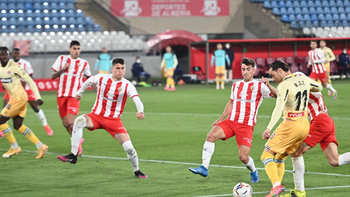 El defensa presiona a Raúl de Tomás en el partido ante el líder Espanyol.