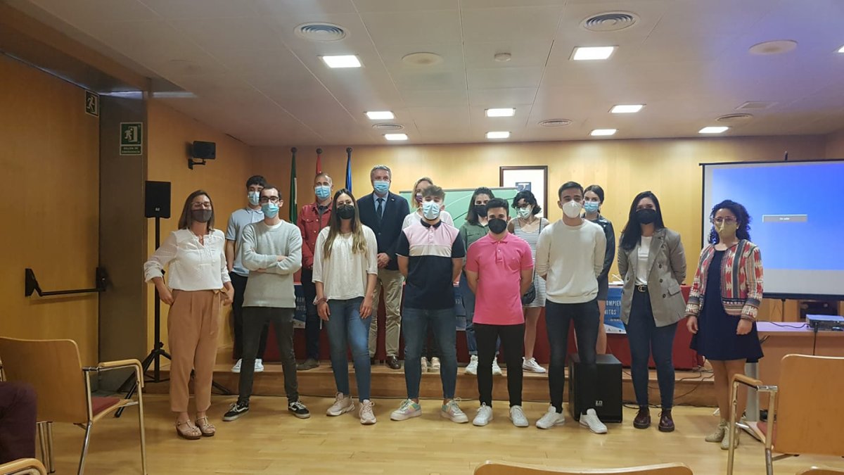 InterActúa, Delegado de Salud y Familia y Delegado de Educación junto alumnado del IES Albaida.