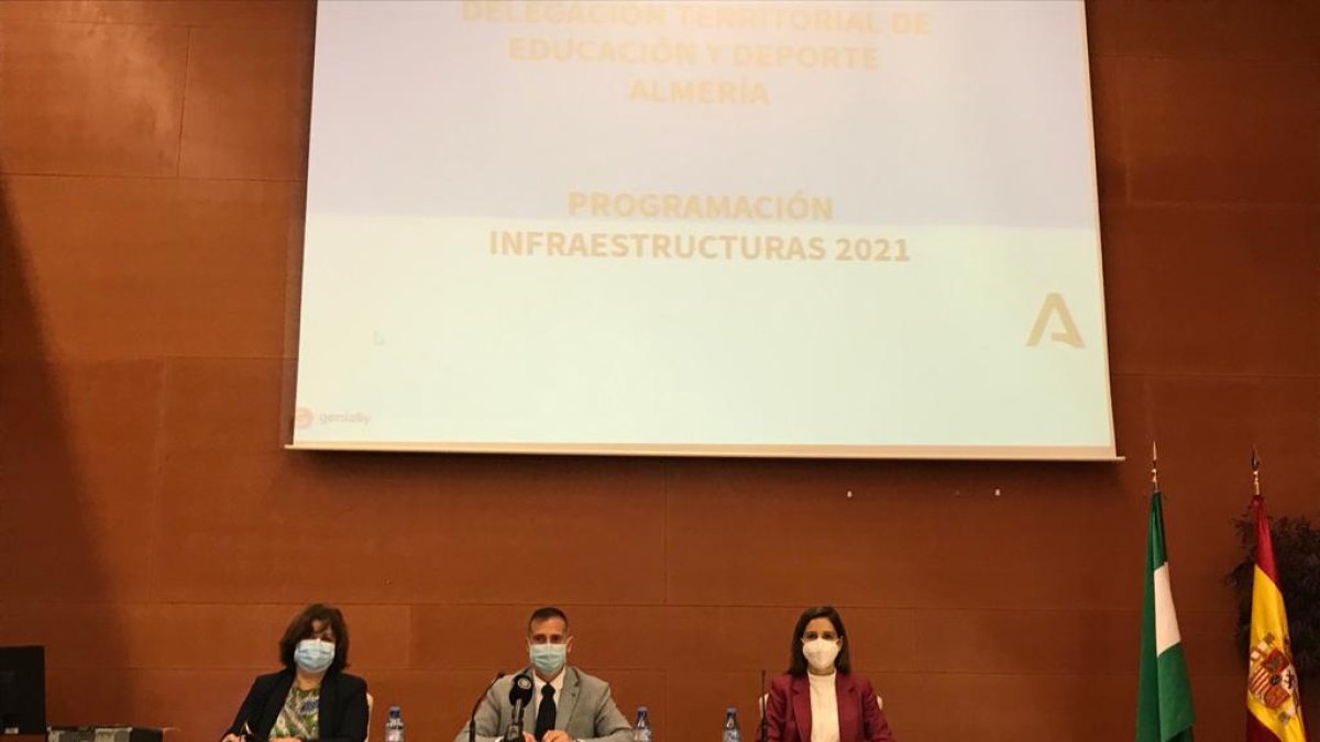 El delegado, Antonio Jiménez -en el centro- ha aclarado que no habrá más unidades concertadas en Almería.
