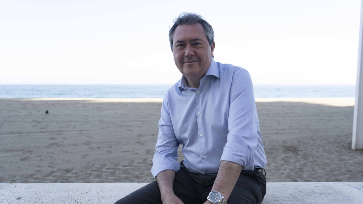 Juan Espadas, en el Paseo Marítimo de Almería.