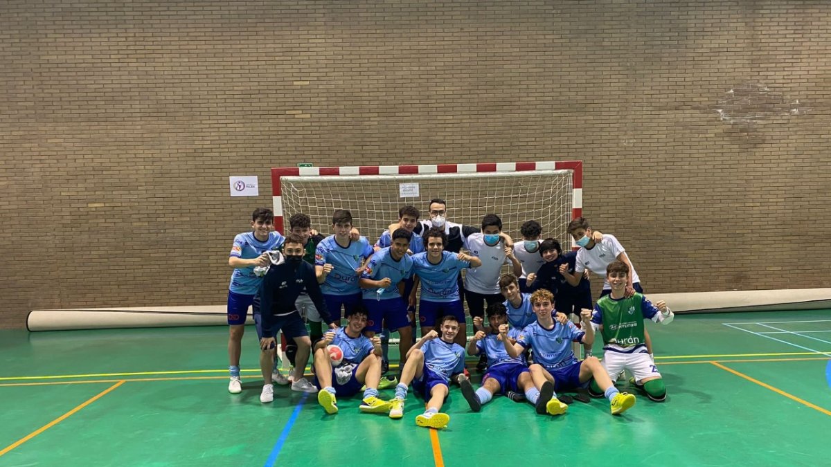El equipo cadete celebrando su triunfo.