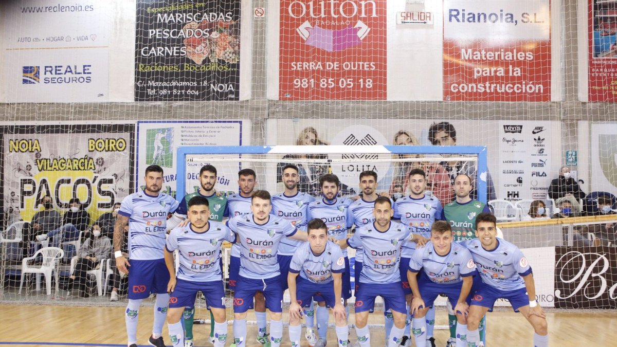 Los jugadores celestes posan antes del partido.