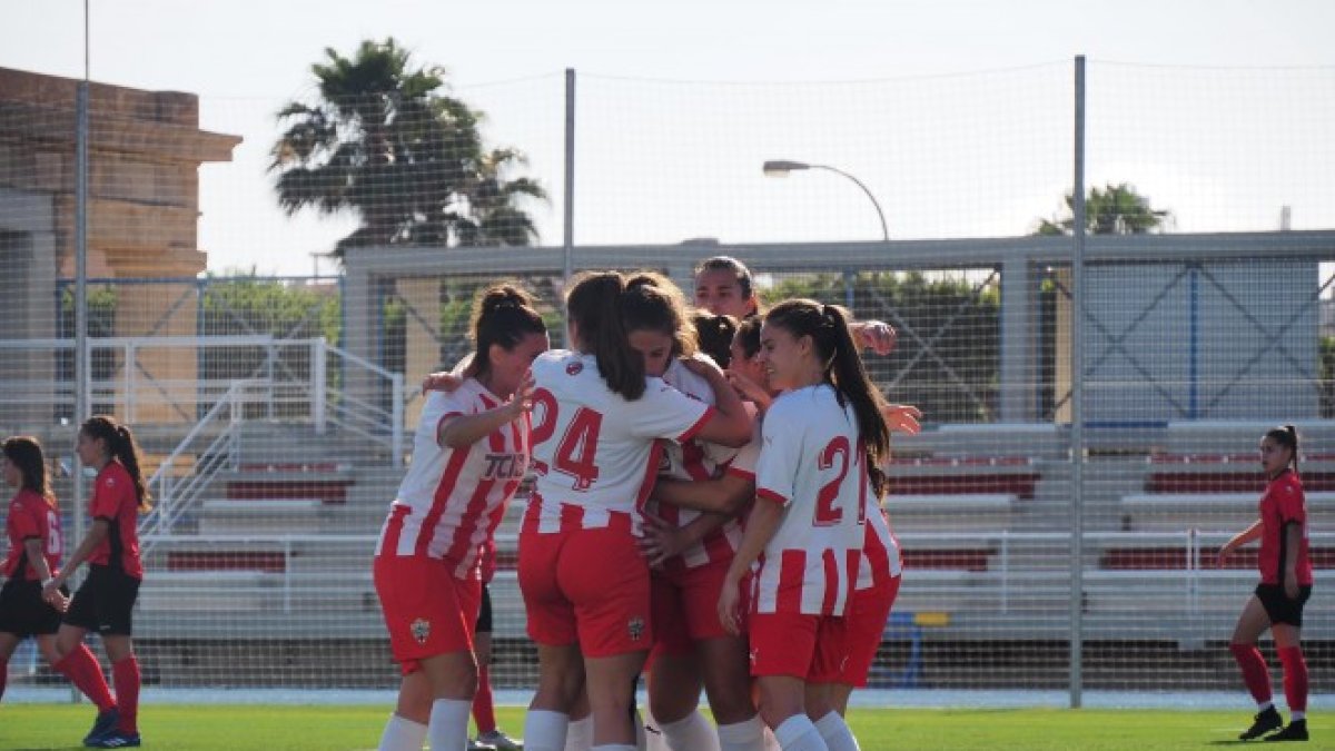 Las jugadoras rojiblancas celebrando un gol.