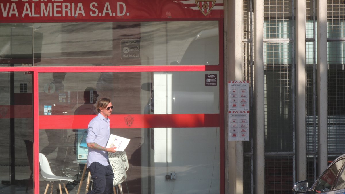 El día que Guti salió del club con el finiquito del Almería.