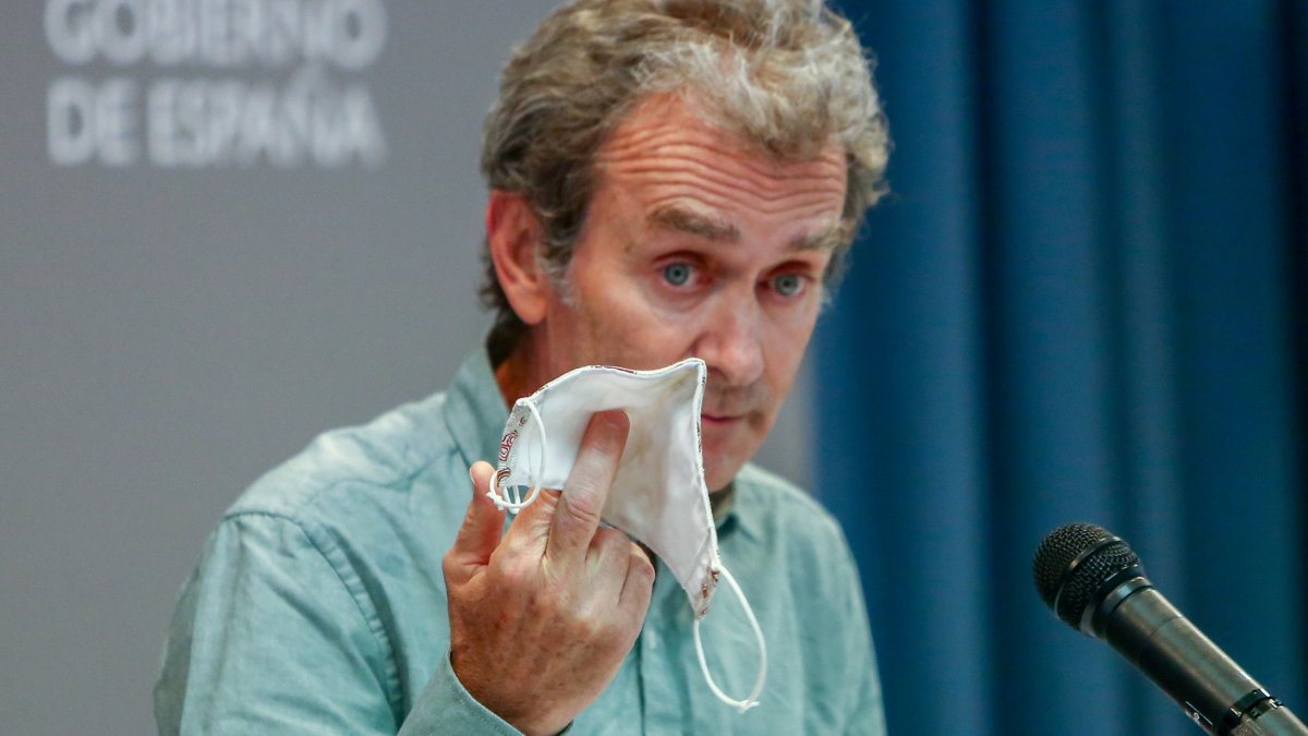 El director del Centro de Alertas y Emergencias Sanitarias (CAES), Fernando Simón, con una mascarilla en la mano.