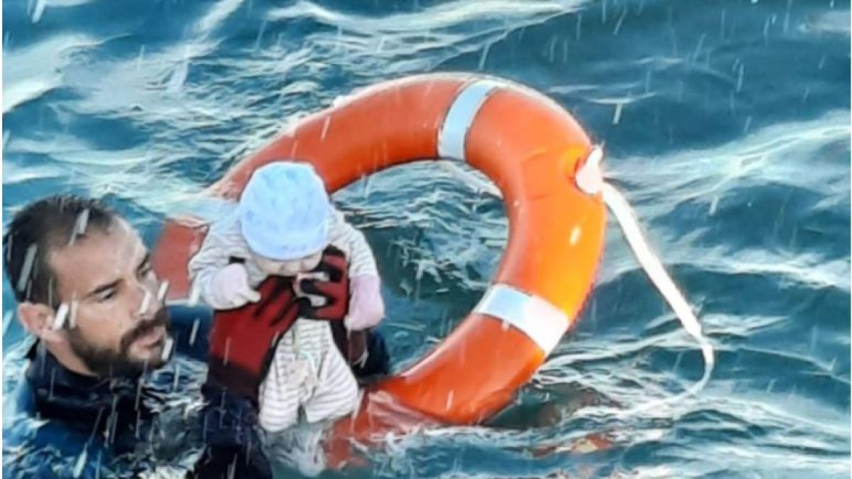 Un submarinista de la Guardia Civil rescata a un bebé en el mar. /Guardia Civil