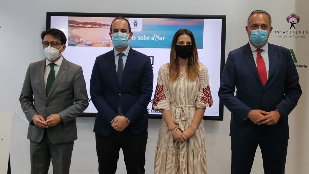Autoridades durante la presentación de la campaña.