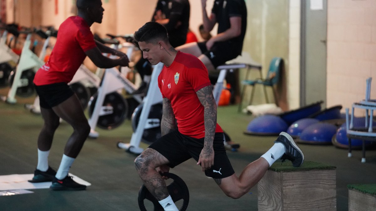 Brian Rodríguez en los ejercicios de prevención de lesiones.