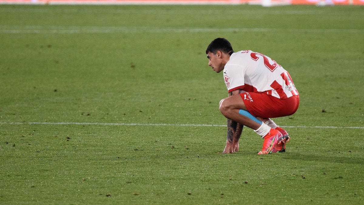 Samú Costa desesperado en el césped del Mediterráneo.