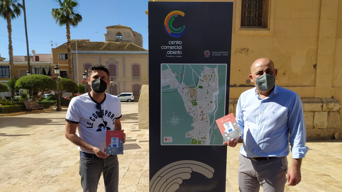 Los responsables del Gobierno municipal en uno de los puntos habilitados.