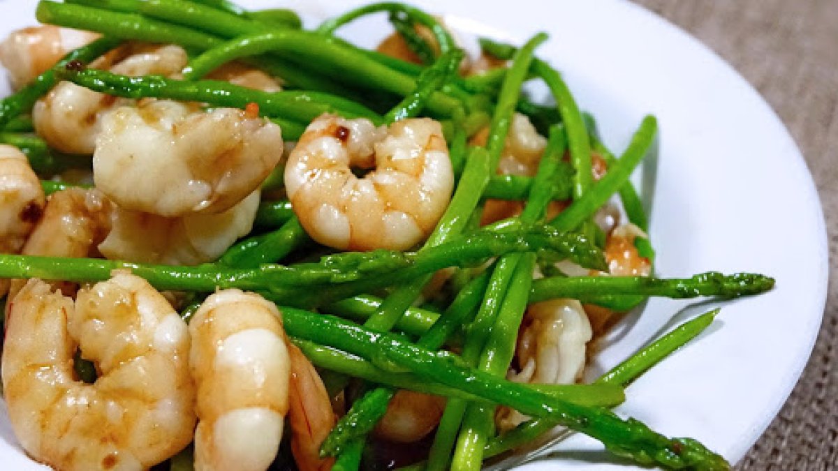Revuelto de espárragos y gambas para cenar.