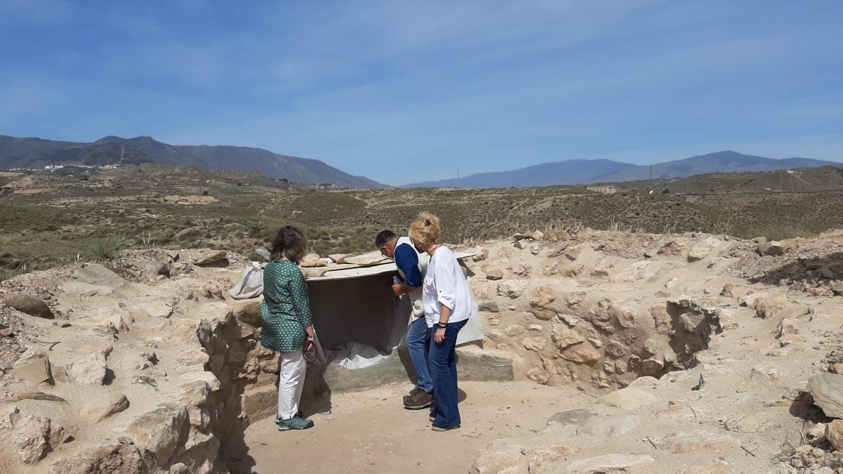 Hallazgo en un nicho lateral de la tumba 46 de pinturas esquemáticas con formas humanas.