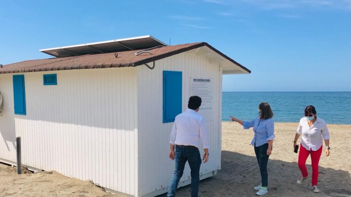 Colocación de uno de los módulos sanitarios.