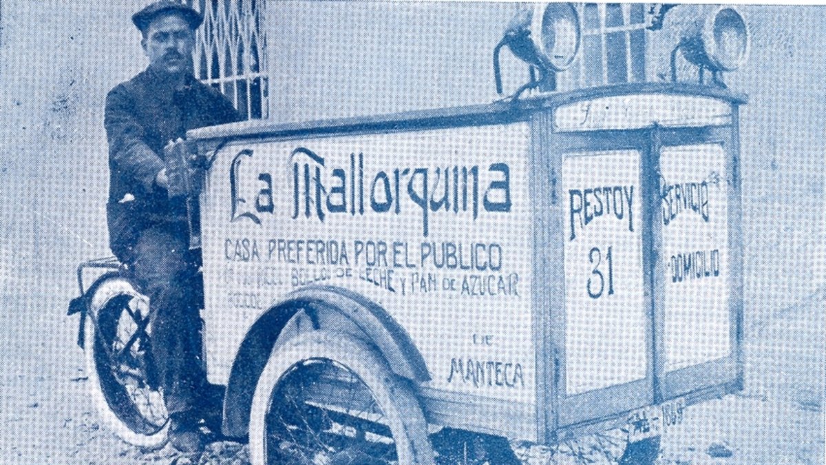 Juan Cazorla Plaza con su carro ambulante de La Malloquina, con establecimiento en la calle Restoy.